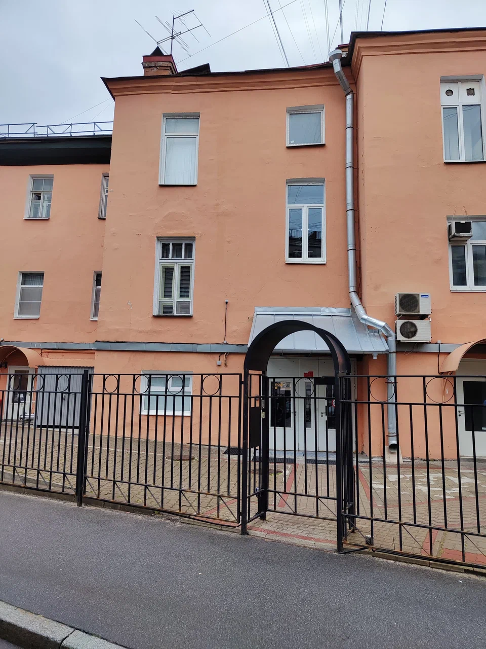 Вход в здание, где расположен офис ЦПК